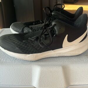 Women's size 10 Volleyball shoes like new.  Zoom Hypercourt